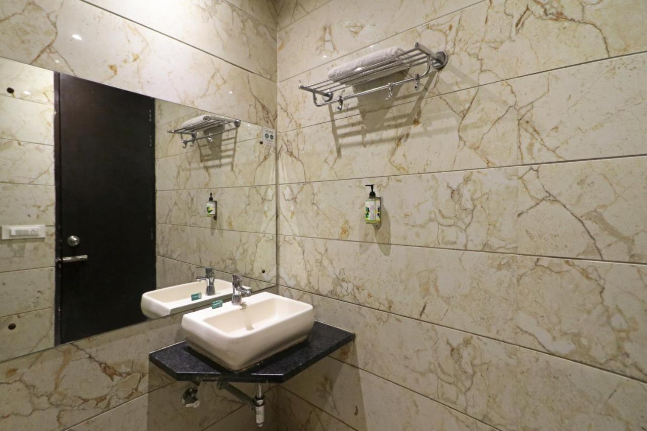Hotel Paragon Suites New Delhi Extérieur photo
